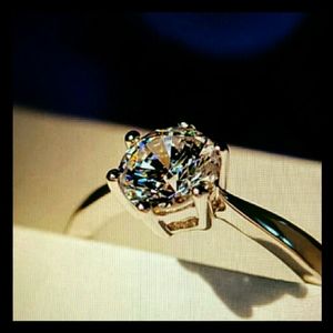 white Sapphire claw ring gorgeous!